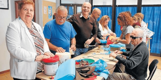 Juan Rivero (con pullover marrón) posa junto a los vecinos que están colaborando en la elaboración de los elementos decorativos de las fiestas (Foto Canarias7 / Francisco Socorro).